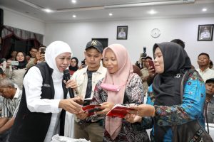 Gubernur Khofifah Menyalurkan Bansos, BLT dan Zakat Produktif Pada 519 Penerima Manfaat di Madiun Raya