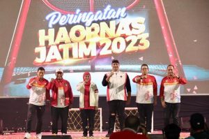 Haornas Jatim 2023, Menpora Berikan Penghargaan Pelaku Olahraga Berprestasi Kategori Pembina untuk Khofifah