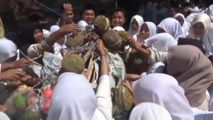 Peringati Maulid Nabi, Ratusan Siswa Berebut Gunungan Buah dan Sayuran