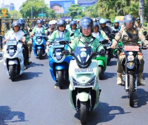 Konvoi Motor Listrik dan Resmikan PLTS Atap di 20 Titik se-Jatim, Gubernur Khofifah: Upaya Wujudkan Transformasi Energi Fosil ke Non Fosil
