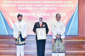 Gubernur Khofifah Terima Lencana Hakaryo Guno Mamayu Bawono dari Pemkot Batu