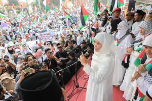 Puluhan Ribu Massa di Surabaya Gelar Aksi Doa dan Donasi untuk Palestina