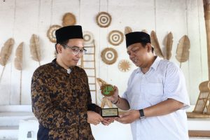 Gus Ayik, Kiai Muda Perawat Pesantren Berusia 3 Abad Dapat Apresiasi FJN Award 2023