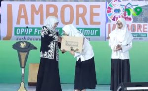 Jambore OPOP 2023: Pilih 4 Santri Digitalpreneur, Gubernur Khofifah Hadiahi Laptop
