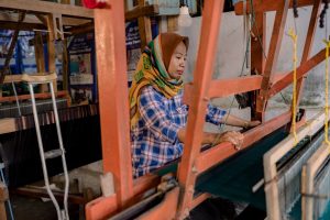 Tenun Ikat Blitar Binaan PLN Peduli Bangkitkan Asa Mantan Pekerja Migran dan Difabel