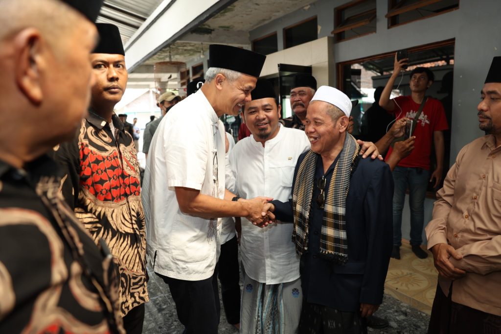 Sowan ke Pesantren Magelang, Ganjar Ziarah Makam Ulama Ahli Pertanian