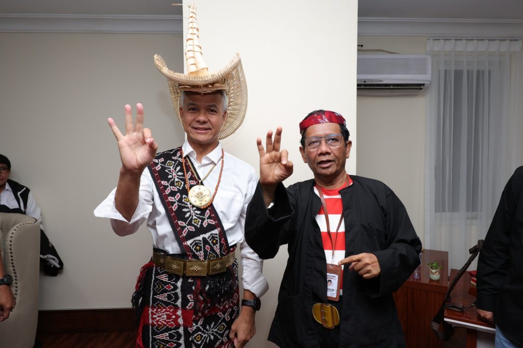 Debat Kedua, Ganjar-Mahfud MD Kenakan Pakaian Adat Nusantara