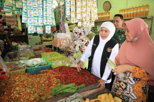 Gubernur Khofifah Pastikan Stok Bapok Aman, Harga Stabil Bahkan Cenderung Turun