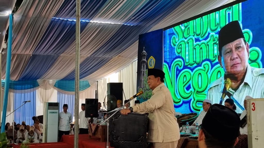 Sowan ke Ponpes Genggong, Prabowo Dianugerahi Gelar Sahabat Santri Indonesia