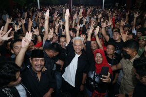 Malam-malam Ganjar Kunjungi Desa Blank Spot di Lereng Mahameru