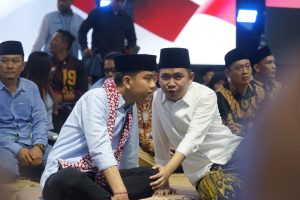 Puluhan Ribu Emak-Emak Larut dalam Sholawat Bersama Gibran