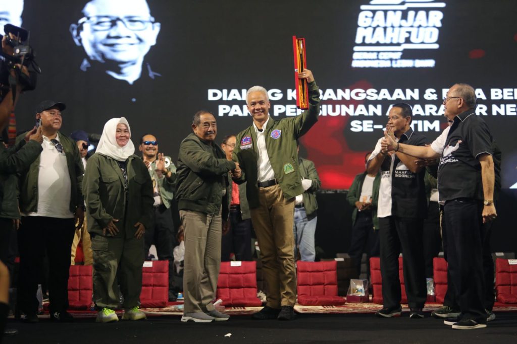 19 Jenderal Purnawirawan dan Puluhan Ribu Pensiunan Serahkan Tongkat Komando Kepada Ganjar