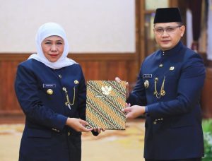 Serahkan SK Perpanjangan Masa Jabatan Pj Walikota Batu, Gubernur Khofifah Pesankan Sinergitas dan Kondusivitas Pemilu 2024