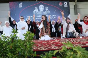 Atiqoh Ganjar Istighosah Bersama 15 Ribu Ibu-ibu di Surabaya