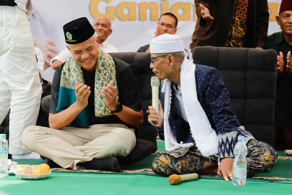 Sowan ke KH RM Soleh Bajuri, Ganjar Dibisiki Dapat Dukungan 21 Mursyid Thoriqoh se-Lampung