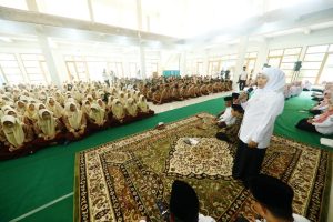 Khofifah Jenguk Korban Kecelakaan Tol Ngawi di RSUD Kab. Sidoarjo