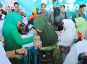 Gubernur Khofifah Bagikan Telur untuk Balita dan Zakat Produktif Bagi Pelaku Usaha Ultra Mikro di Jember
