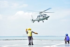 Heli Panther Pertajam Kualifikasi Ship Board Operation di KRI-590