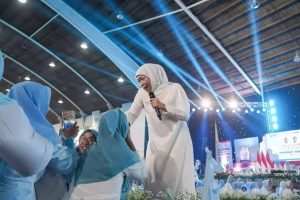 Khofifah Berdoa Bersama Ribuan Warga untuk Kemenangan Prabowo Gibran Sekali Putaran