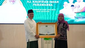 Sehari Pasca Purna Tugas, Khofifah Dapat Penghargaan dari PWNU Jatim
