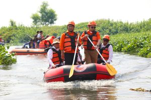 Susur Sungai dan Lakukan Pembersihan Eceng Gondok di Kali Buntung, Plh. Gubernur Adhy: 1,4 km Aliran Sungai Sudah Bersih