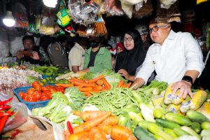 Kunjungi Pasar Surabaya dan Sidoarjo, Pj. Gubernur Adhy Karyono Pastikan Stok Pangan di Jatim Aman dan Harga Terkendali