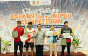 Gunakan Matras Standar Internasional, Unipdu Gelar Kompetisi Badminton. Ini Juaranya.