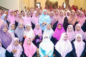 Gelar Khataman Bersama 100 Hafidzhoh, Khofifah Lestarikan Tradisi Ayahanda Khataman Setiap Jumat Legi