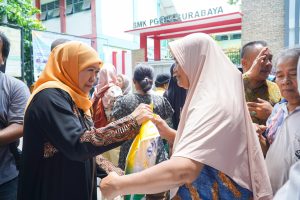 Ketum Muslimat NU Khofifah Gelar Pasar Murah untuk Warga Masyarakat Wonocolo