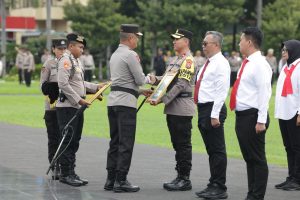 Hari Kesadaran Nasional, Kapolda Jatim Berikan Penghargaan Anggota Satgas Pangan