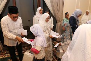 Jurnalis Grahadi Santuni 100 Anak Yatim dan Gelar Buka Bersama Ketum Muslimat NU Khofifah Indar Parawansa