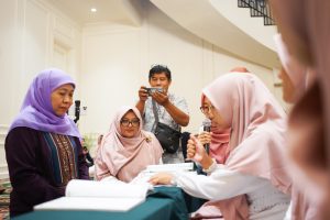 Isi Bulan Suci Ramadhan, Khofifah Tadarrus Bersama Penyandang Tuna Rungu Wicara