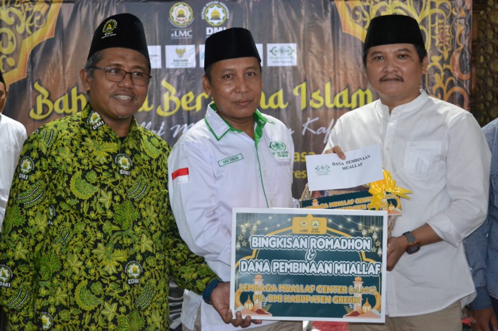 Bahagia Bersama Islam, DMI Gresik Gandeng Nurul Hayat Bagikan Bingkisan Ramadan untuk Puluhan Mualaf