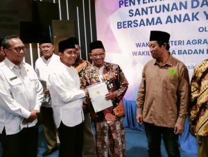 Wamen ATR/BPN Serahkan 385 Sertifikat Tanah Wakaf di Gresik