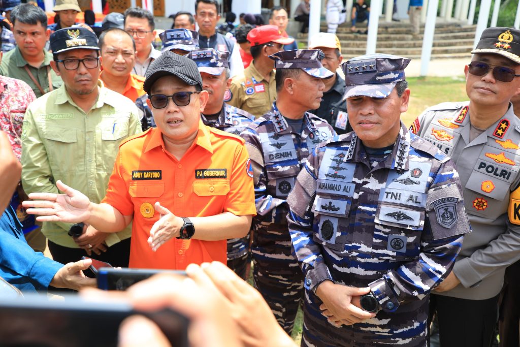 KSAL TNI Bersama Pj. Gubernur Jatim Tinjau Korban Gempa Bumi di Pulau Bawean