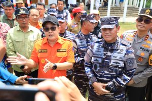 KSAL TNI Bersama Pj. Gubernur Jatim Tinjau Korban Gempa Bumi di Pulau Bawean