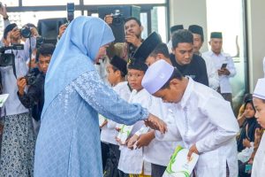 Santuni 1.000 Anak Yatim Se Kabupaten Pasuruan, Khofifah: Mari Berlomba-Lomba Dapatkan Lailatul Qadr