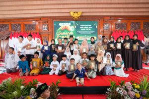 Meraih Berkah dan Kemulyaan Ramadhan, Khofifah bersama BAZNAS Santuni 500 Yatim dan Dhuafa di Kota Mojokerto