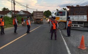 Rela Masuk Angin Demi Senyum Sumringah Pengendara Roda Dua