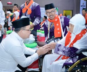 Pj. Gubernur Lepas 366 Jemaah Haji Kloter Pertama Embarkasi Surabaya