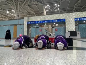 Mesin Pesawat Sempat Mengalami Kerusakan, Jemaah Haji Makassar Sujud Syukur Tiba di Madinah
