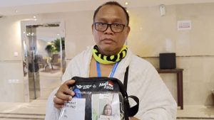 Endang Suherman, Jemaah Haji yang Ditinggal Wafat Istrinya Setiba di Bandara