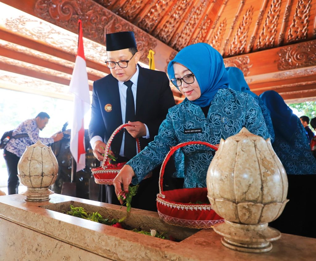 Ziarah Bung Karno, Pj. Gubernur Jatim Ajak Kuatkan Gotong Royong dan Persatuan