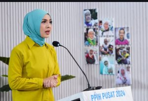 Jemaah Bersiap ke Arafah, Petugas Lakukan Pemindaian Smart Card Sebelum Naik Bus