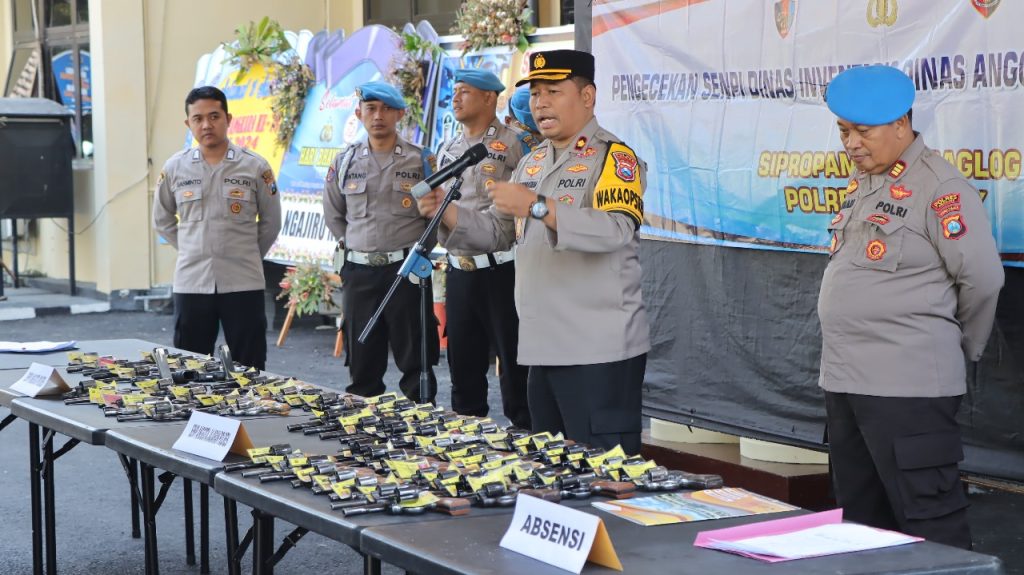 Waka Polres dan Sipropam Gelar Pemeriksaan Senjata Api Laras Pendek Organik dan Amunisi