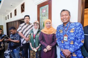 Terima Pantarlih Coklit Pilkada Serentak 2024, Khofifah Ajak Masyarakat Terbuka dan Berikan Data Pemilih Terupdate