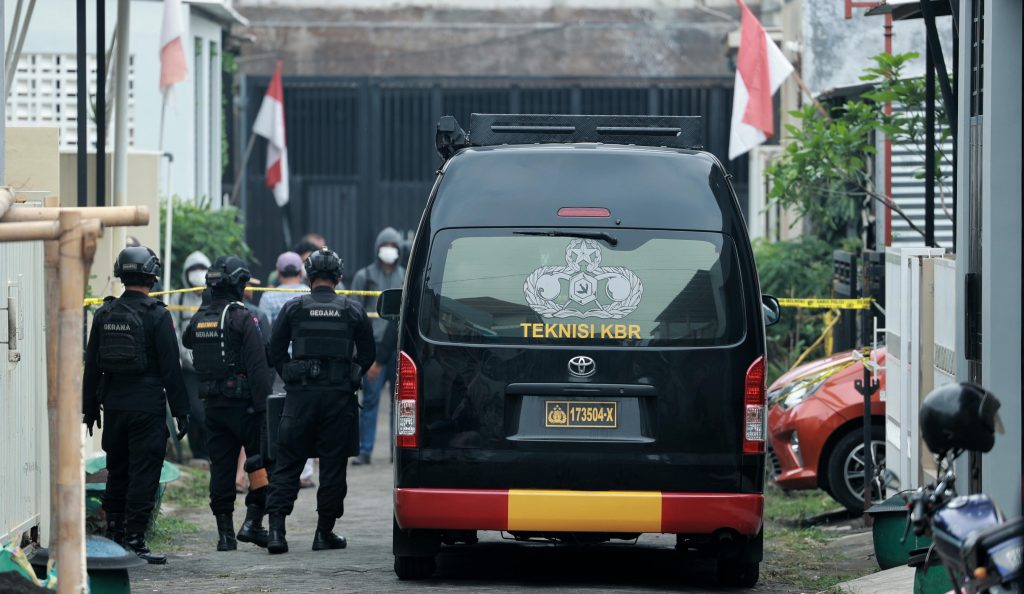 Densus 88 Dibantu Polda Jatim Lakukan Olah TKP di Rumah Terduga Teroris