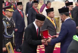 KH Ali Manshur Terima Bintang Budaya Parama Dharma dari Presiden Joko Wododo
