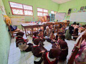 Sosialisasi Anti-Bullying oleh Mahasiswa KKN Kelompok 12 Desa Klurak UPN “Veteran” Jawa Timur di Kelas 2 SDN Klurak Sidoarjo
