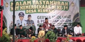 Mahasiswa KKN-Tematik Bela Negara UPN Veteran Jawa Timur Membantu kegiatan Gebyar Sholawat dan Pengajian Umum yang diadakan di Balai desa Klurak